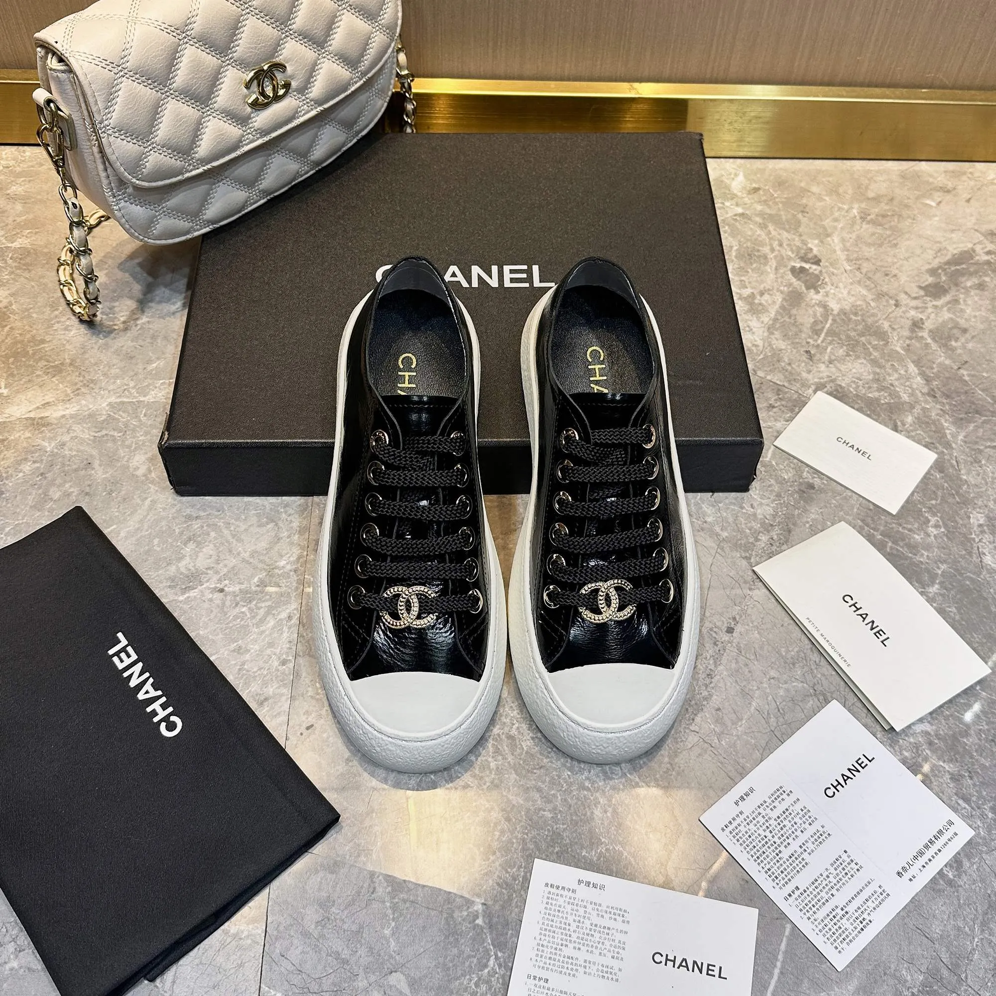 👟👟Ex-factory price 440👟👟 Chanel Chanel - 2024 counter top casual sports shoes This classic design; the upper is electro-embroidered with a variety of craftsmanship; the outsole is fashionable and sporty; it is extraordinary and incorporates a variety of color matching elements... The diversified mix and match is very good-looking and versatile, casual, fashionable, sports and outdoor can be taken into account... ꫛꫀꪝ Go➫ Material: ❶Upper made of: Original imported cowhide ❷Inside made of: original imported breathable sheepskin ❸Outsole based on: original TPU outsole Full set of boutique packaging for women 35–41